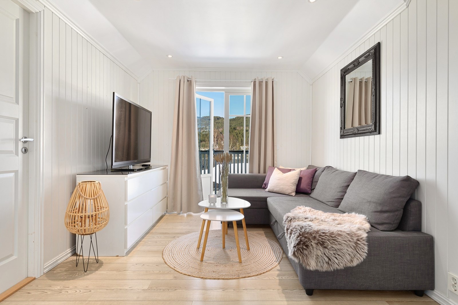 Flott loftstue med utgang til balkong Galleribilde