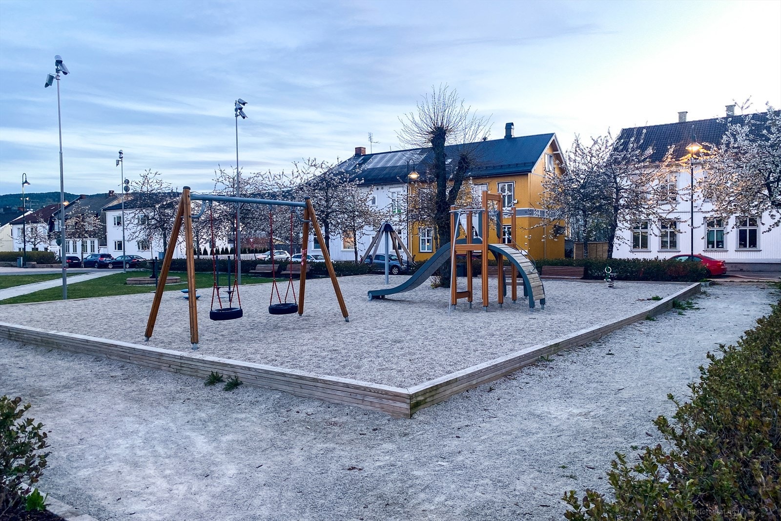 Bilde fra nærområdet med fin lekeplass.jpg Galleribilde