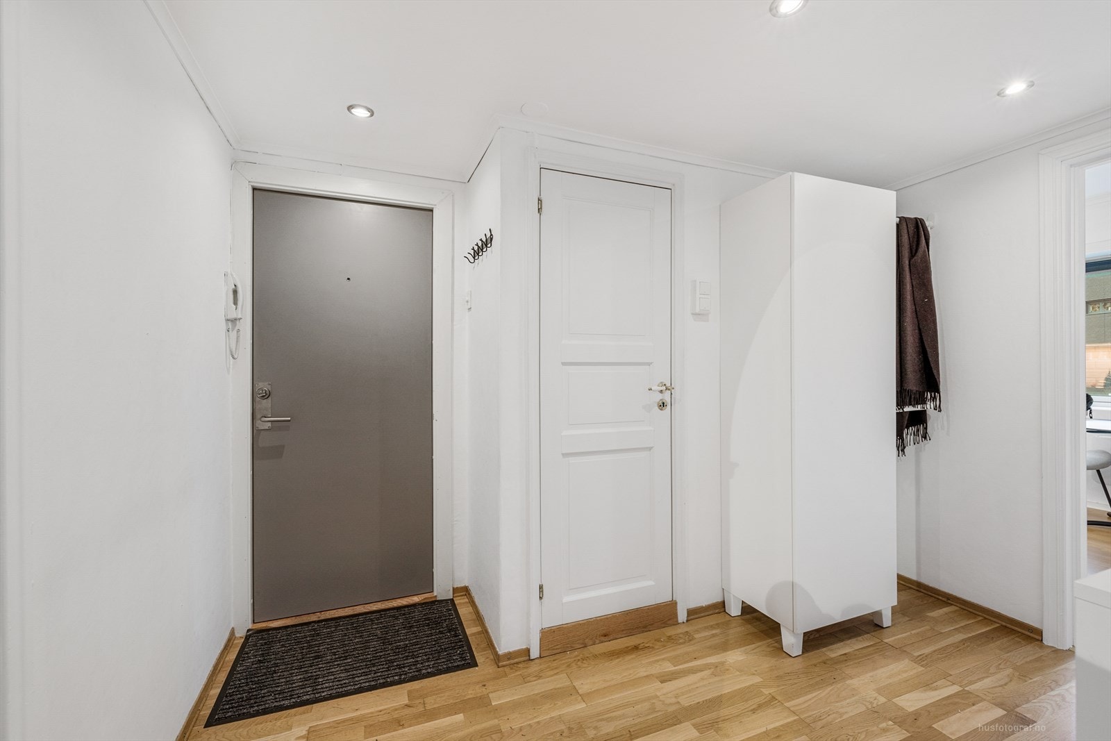 Stor gang/ hall med downlights Galleribilde