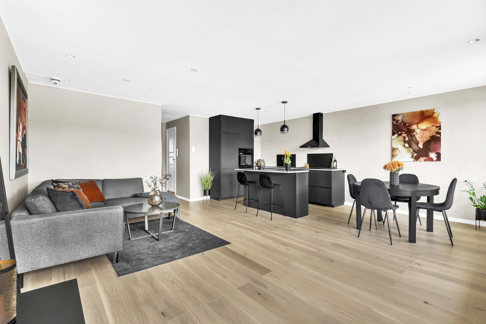 Stuen og kjøkkenet har en åpen løsning og sammen utgjør de et stort og smakfullt rom med gode møbleringsmuligheter Galleribilde