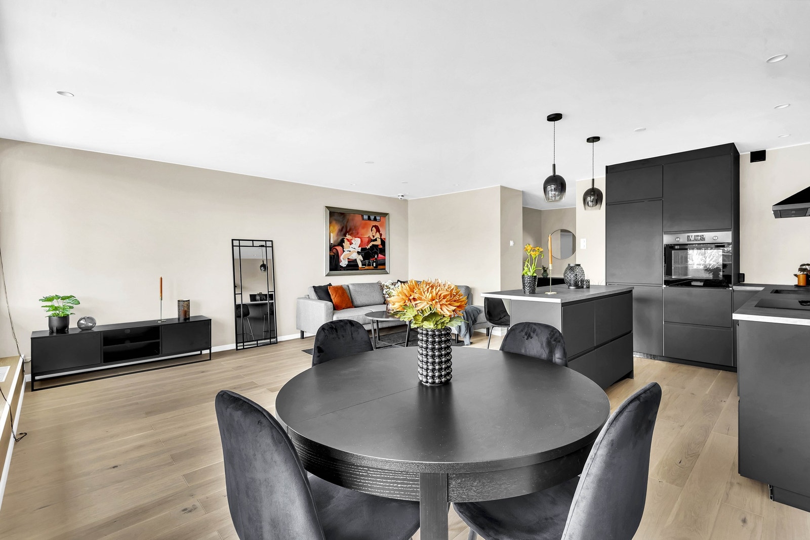 Stuen er enkel å møblere med plass til både langbord, sofagrupper og vitrine-/oppbevaringsskap Galleribilde