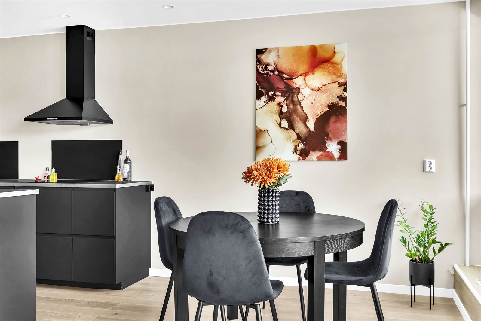 I rommet er det god plass til langbord for flere gjester Galleribilde