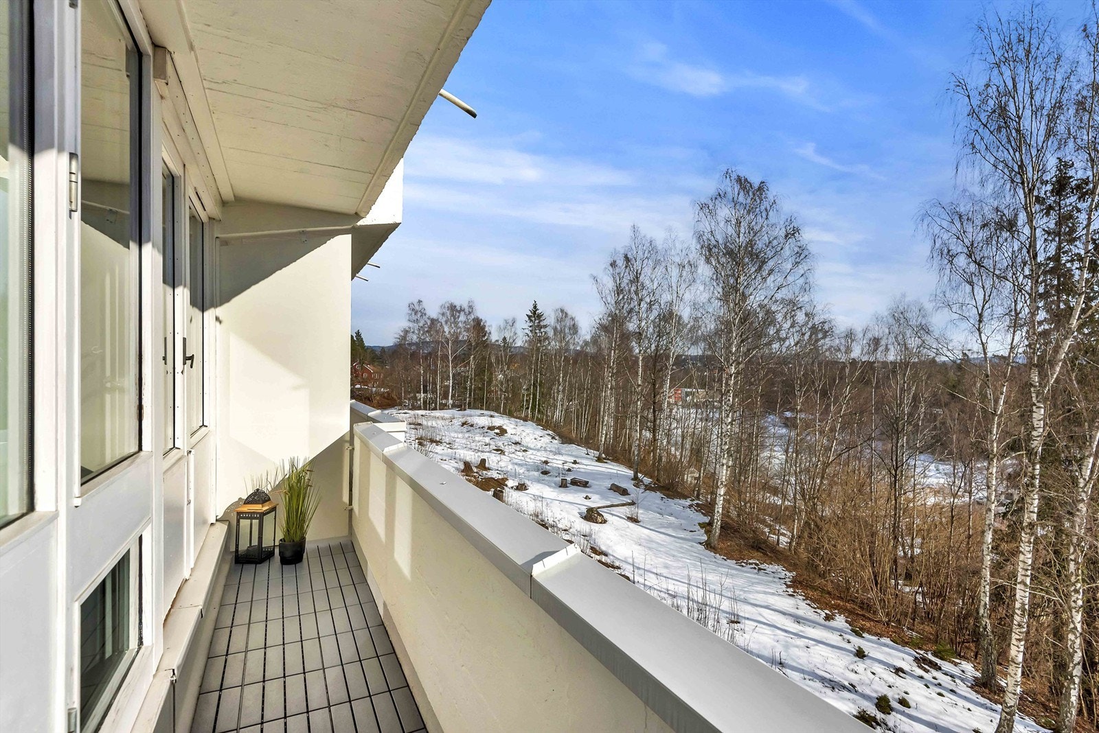 Balkongen er østvendt med sol på morgenen og formiddagen. Utsikt mot Oslofjorden. Utgang fra begge soverommene Galleribilde