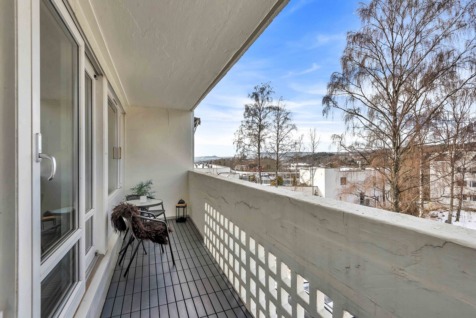 Balkongen ligger vestvendt og byr på svært gode solforhold med sen kveldssol Galleribilde