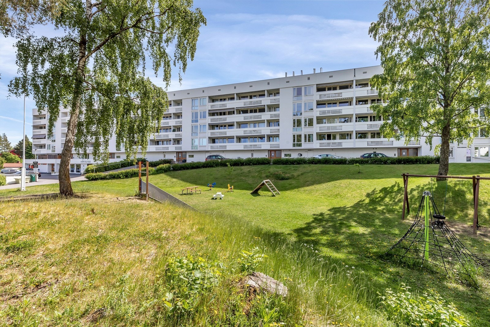 I borettslaget er det pene opparbeidede fellesarealer med flotte lekeplasser (bilde fra sommertid) Galleribilde