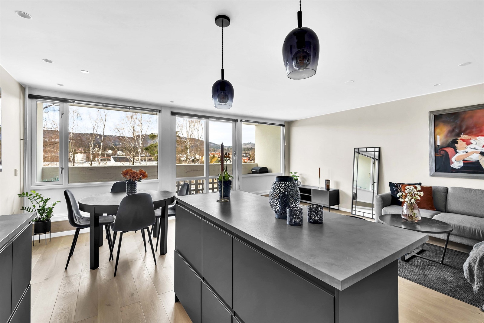 De store vindusflatene gir rikelig med naturlig lys inn til rommet og flott utsikt mot Kolsåstoppen Galleribilde