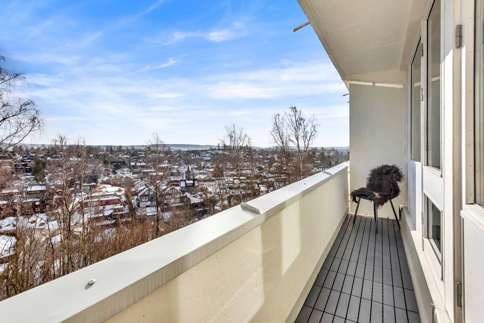 Usjenert østvendt balkong på ca. 4 kvm med sol om morgenen og formiddag Galleribilde