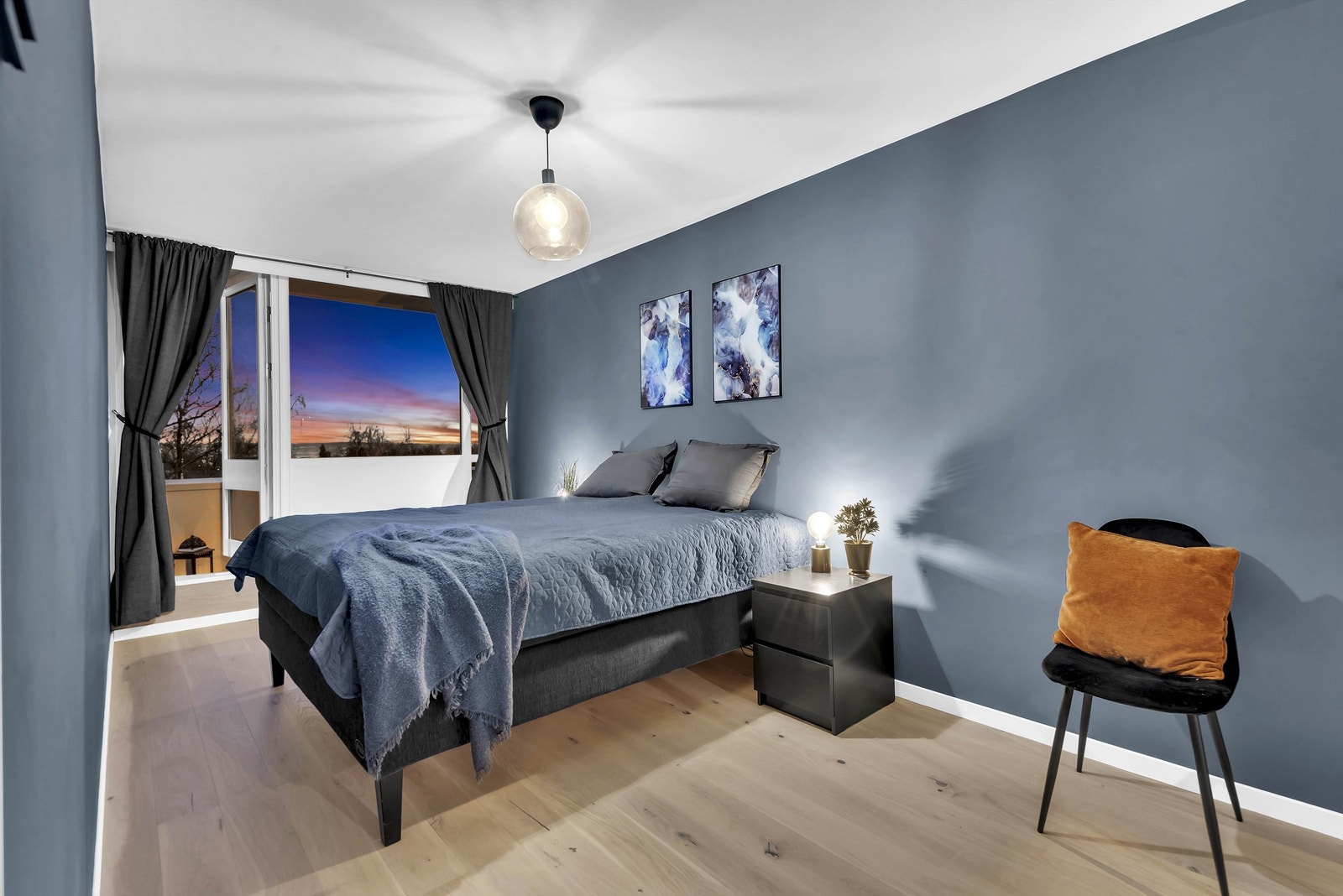 Stort og luftig hovedsoverom med utgang til østvendt balkong Galleribilde