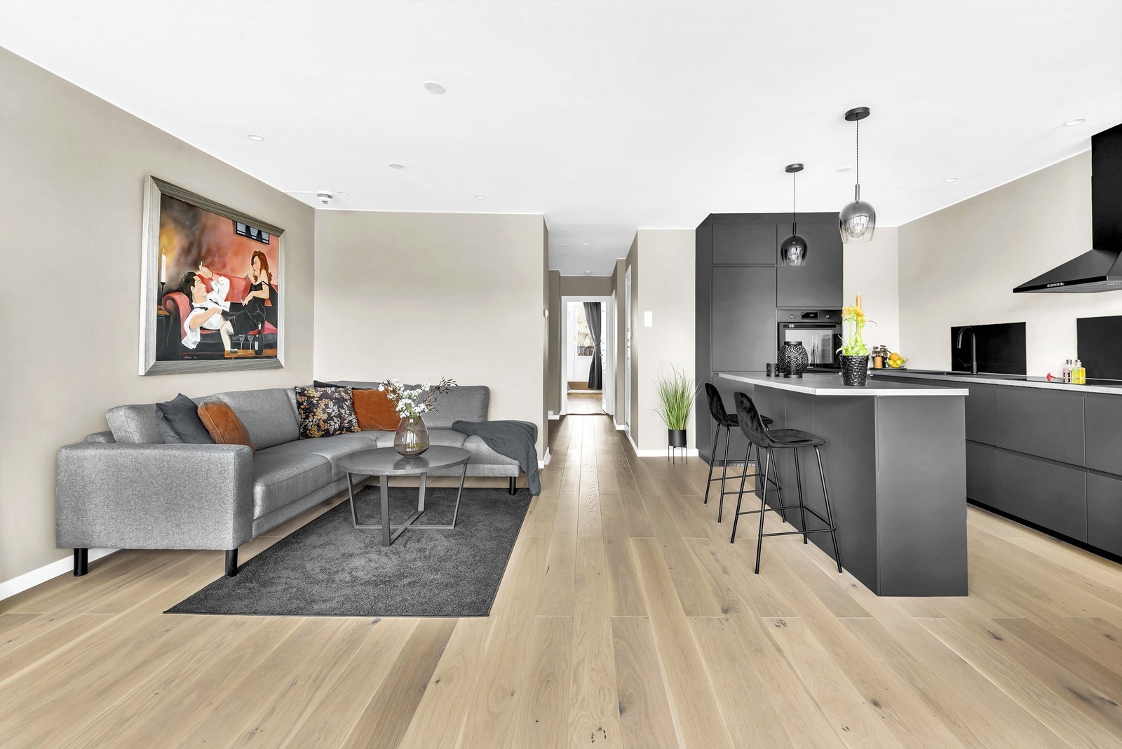 Meget fin 1-stavs eikeparkett er lagt i alle rom. Det er justerbare downlights i himling og de glatte veggene er malt i tidsriktige farger Galleribilde