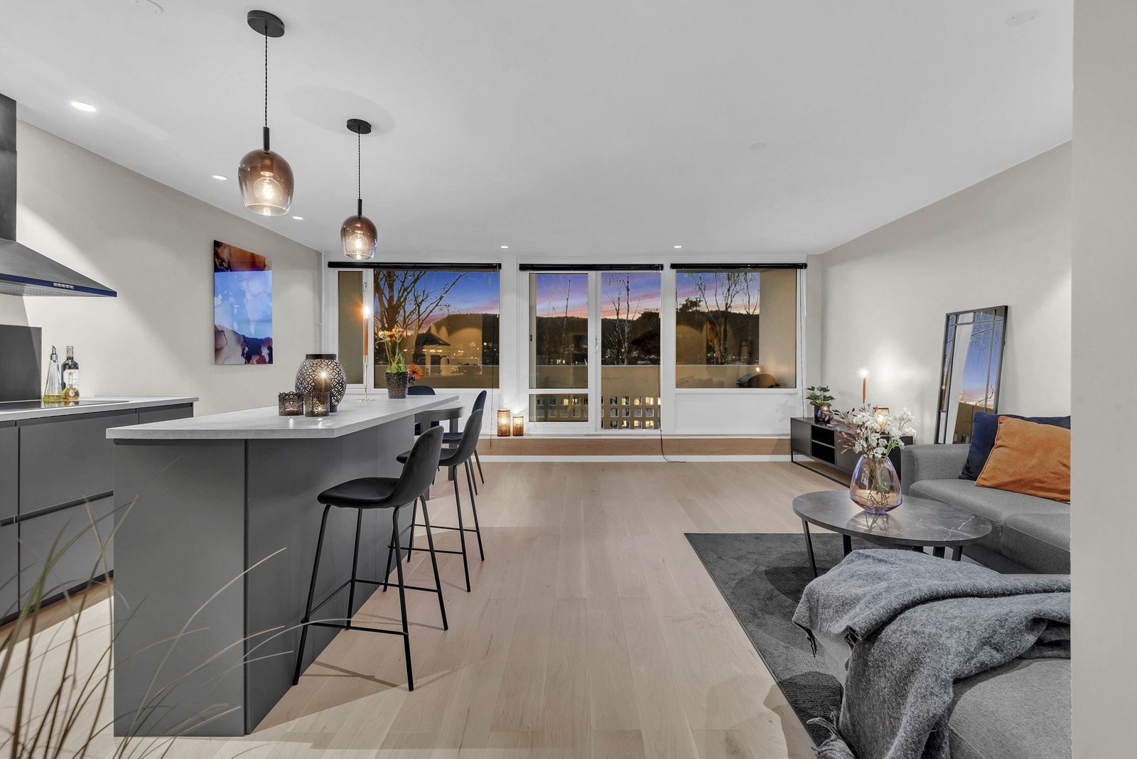 Rommet ligger vestvendt med gode lysforhold, utsikt og utgang til en herlig balkong på ca. 7 kvm Galleribilde