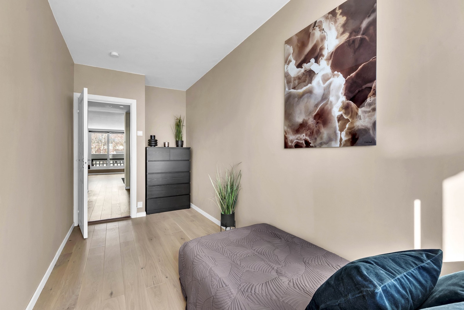 Soverommet har god plass til seng og garderobeløsning Galleribilde