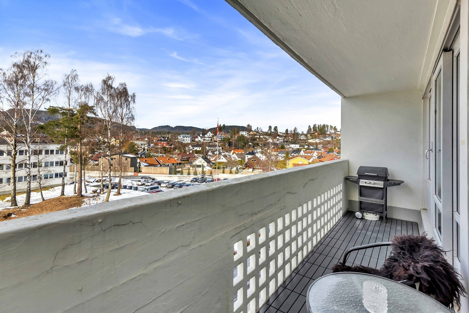 Her kan du nyte sen kveldssol etter arbeidstid. Balkongen har god plass til utemøbler og grill Galleribilde