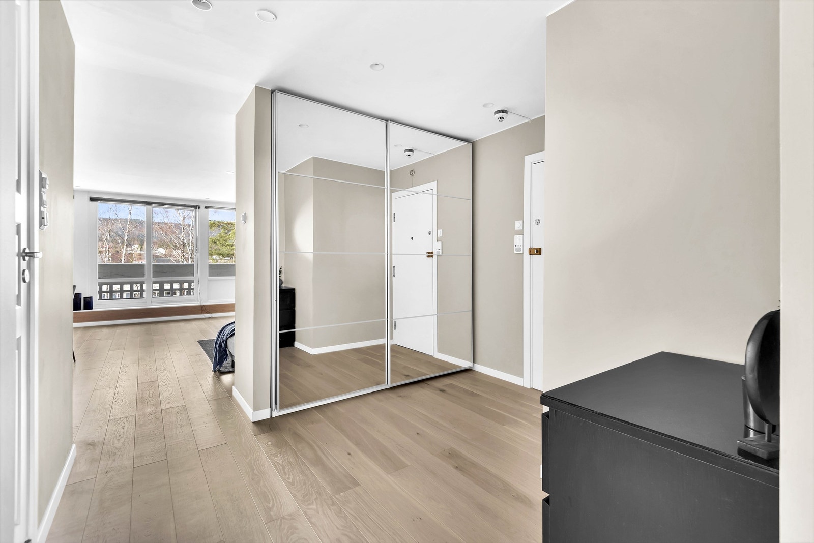 God plass til å henge fra seg yttertøy og sko i garderobeskap Galleribilde