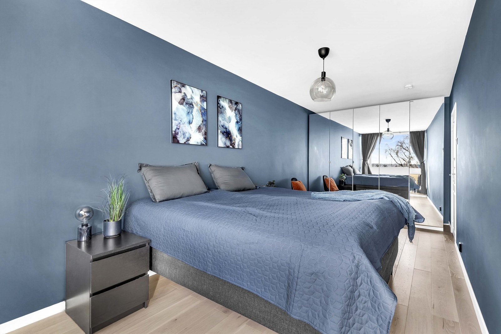 Rommet har en god størrelse med plass til flere garderobeløsninger, stor seng og kontorpult Galleribilde