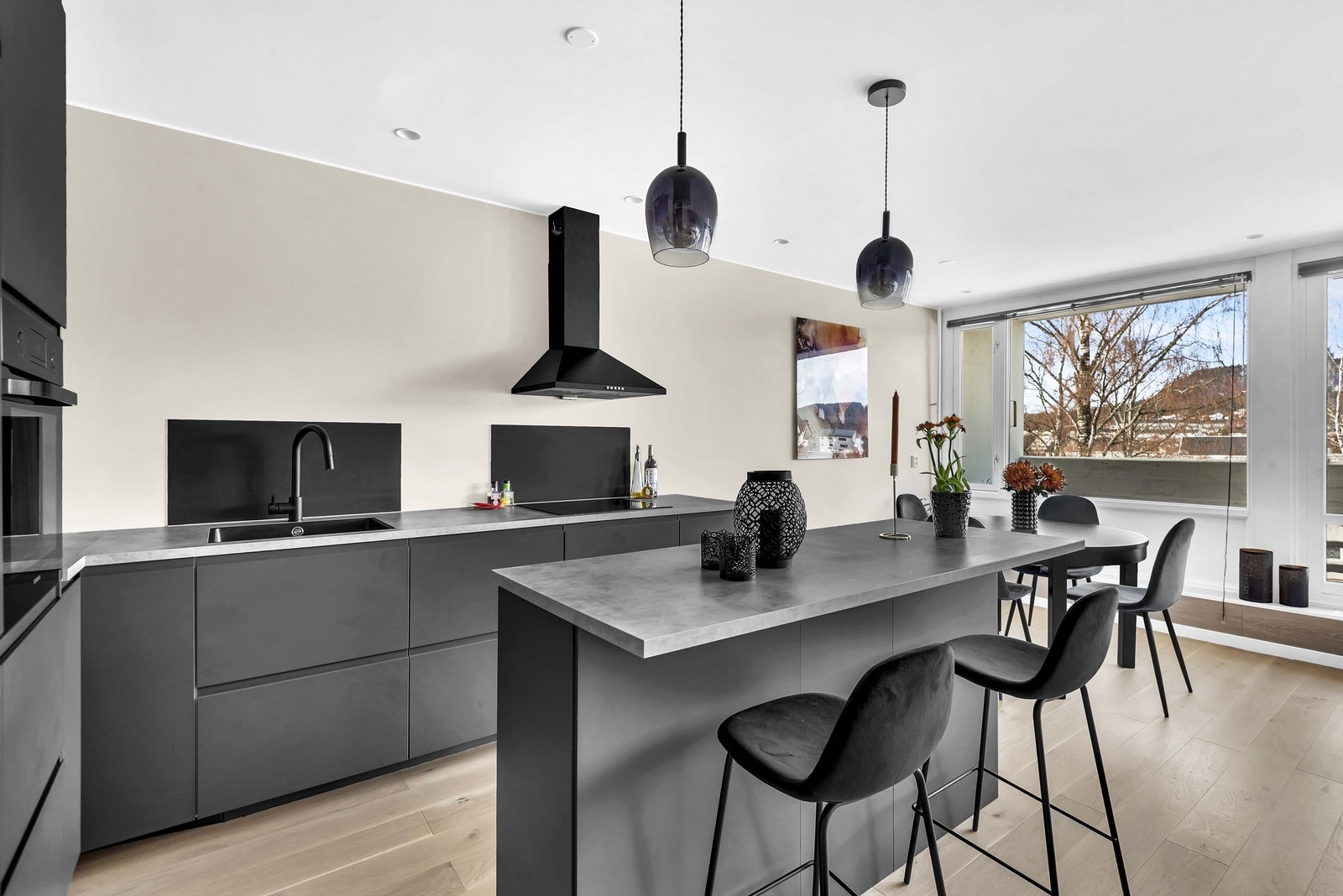 Kjøkkenøyen skaper et meget sosialt samlingspunkt i allrommet. Fungerer utmerket som ekstra arbeidsbenk til matlaging og servering Galleribilde