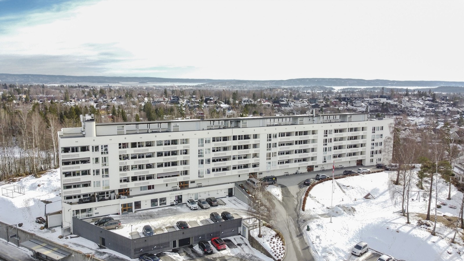 Det er gratis parkering for beboerne på de anviste oppstillingsplassen på tomten. Beboere og gjester må ha synlig p-bevis i bilens frontrute Galleribilde