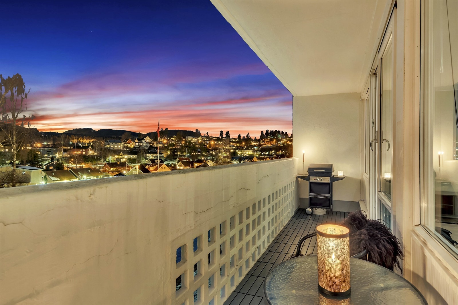 Kveldsstemning på balkongen med utgang fra stue Galleribilde