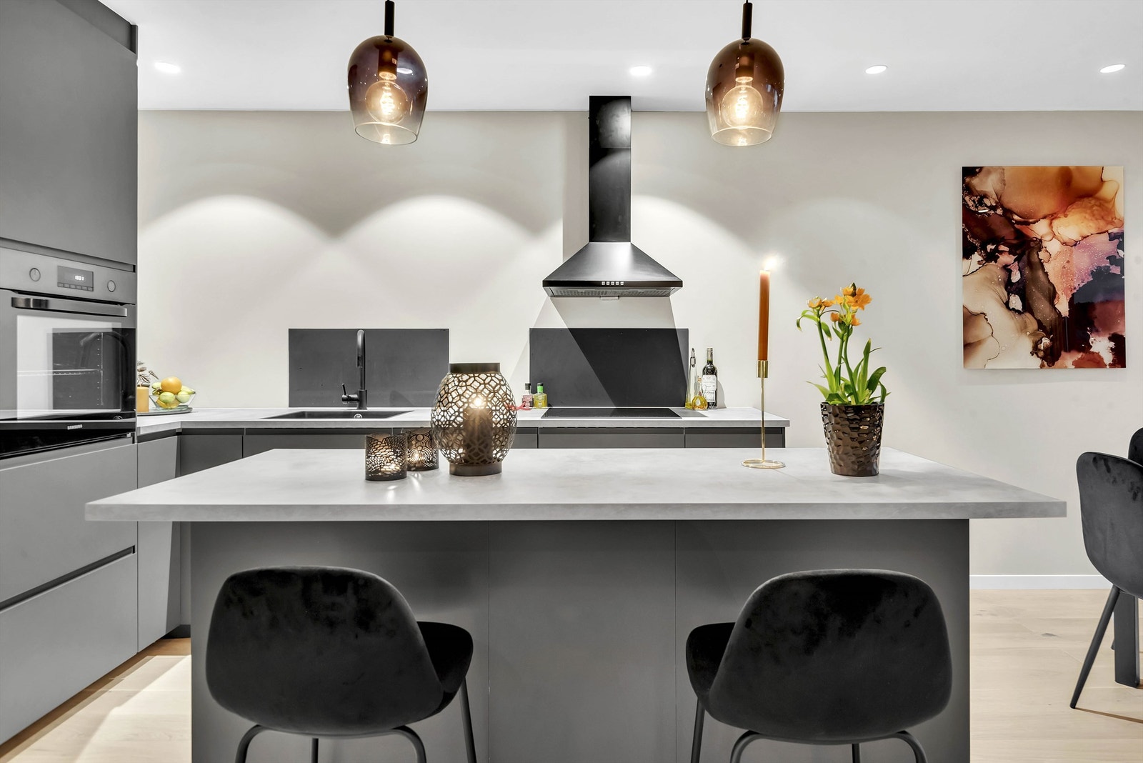 Moderne kjøkken fra 2022 med integrerte hvitevarer. Praktisk kjøkkenøy med barløsning mot stuedelen Galleribilde