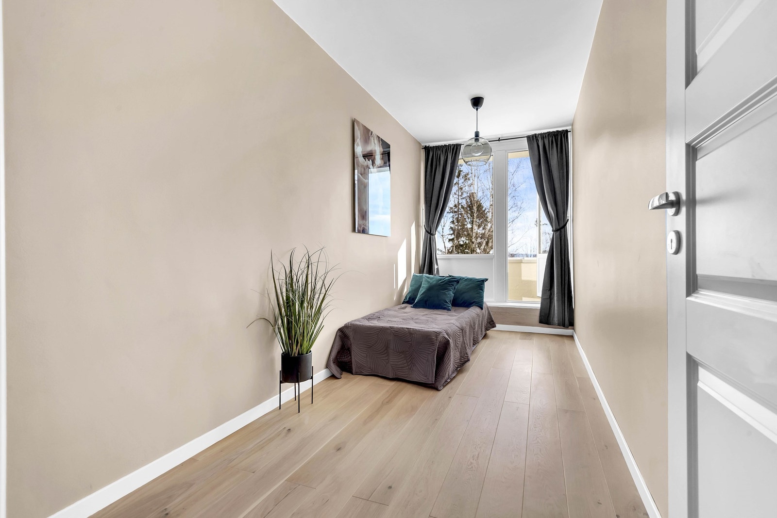 Soverom 2 er et utmerket barnerom/gjesterom/kontor og har utgang til østvendt balkong. Det er utgang fra begge soverom Galleribilde