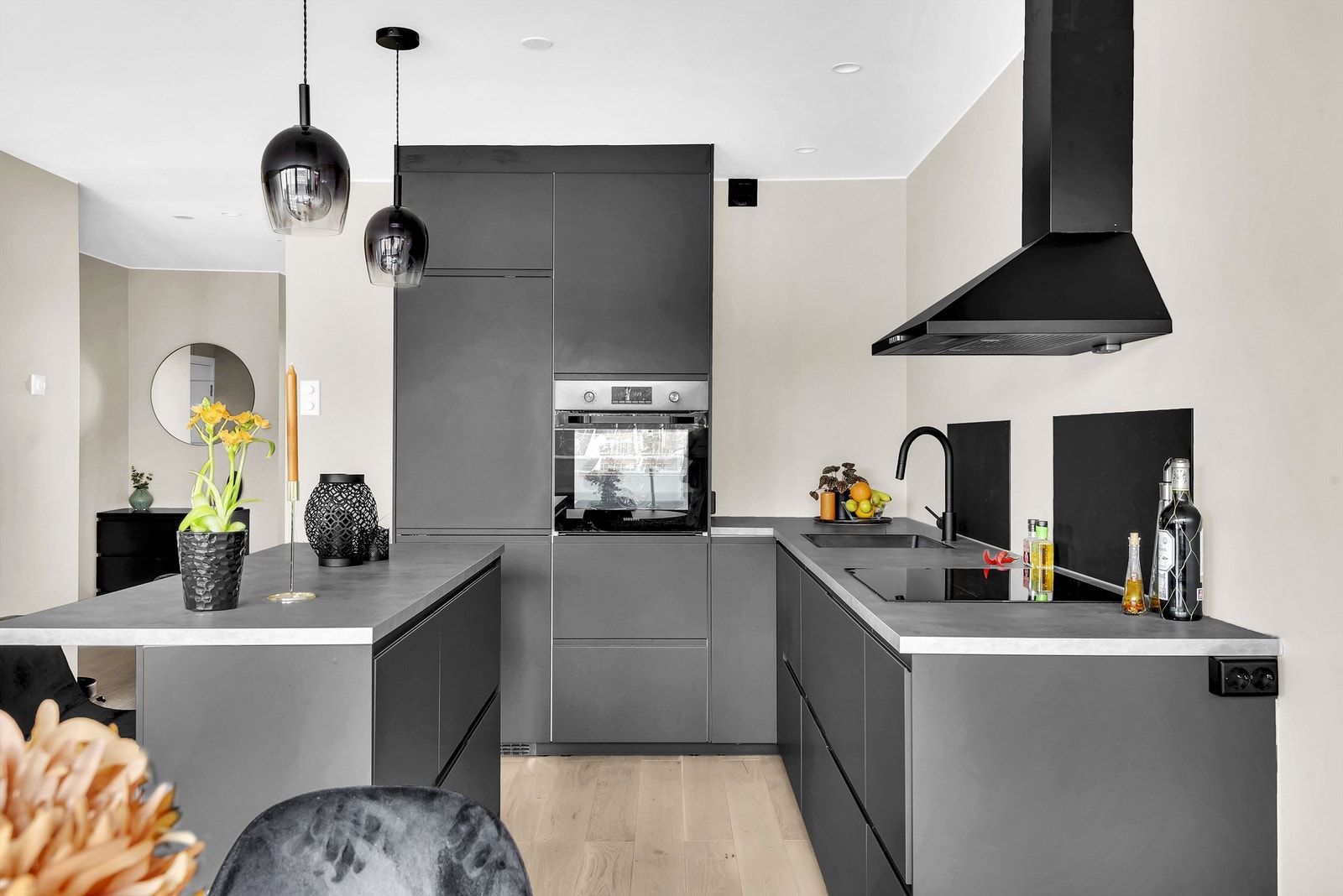 Det er god benkeplass og oppbevaring i både skuffer og skap Galleribilde