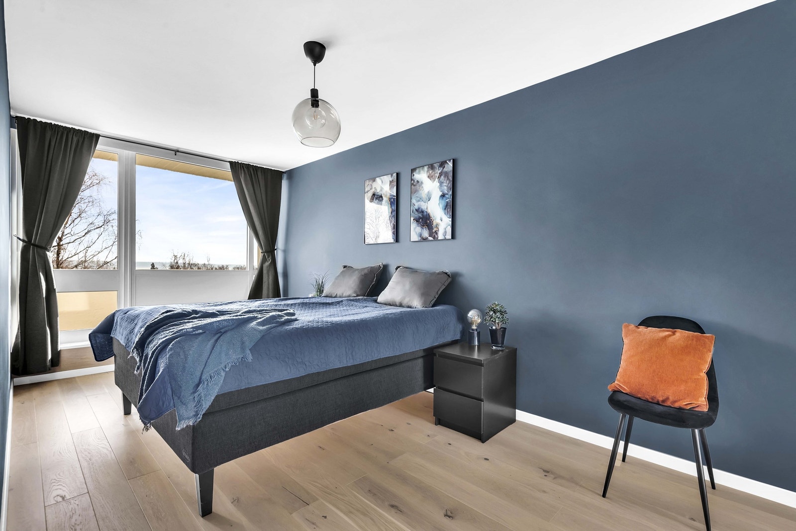 Lyst og innbydende soverom med meget god senge- og skapplass Galleribilde