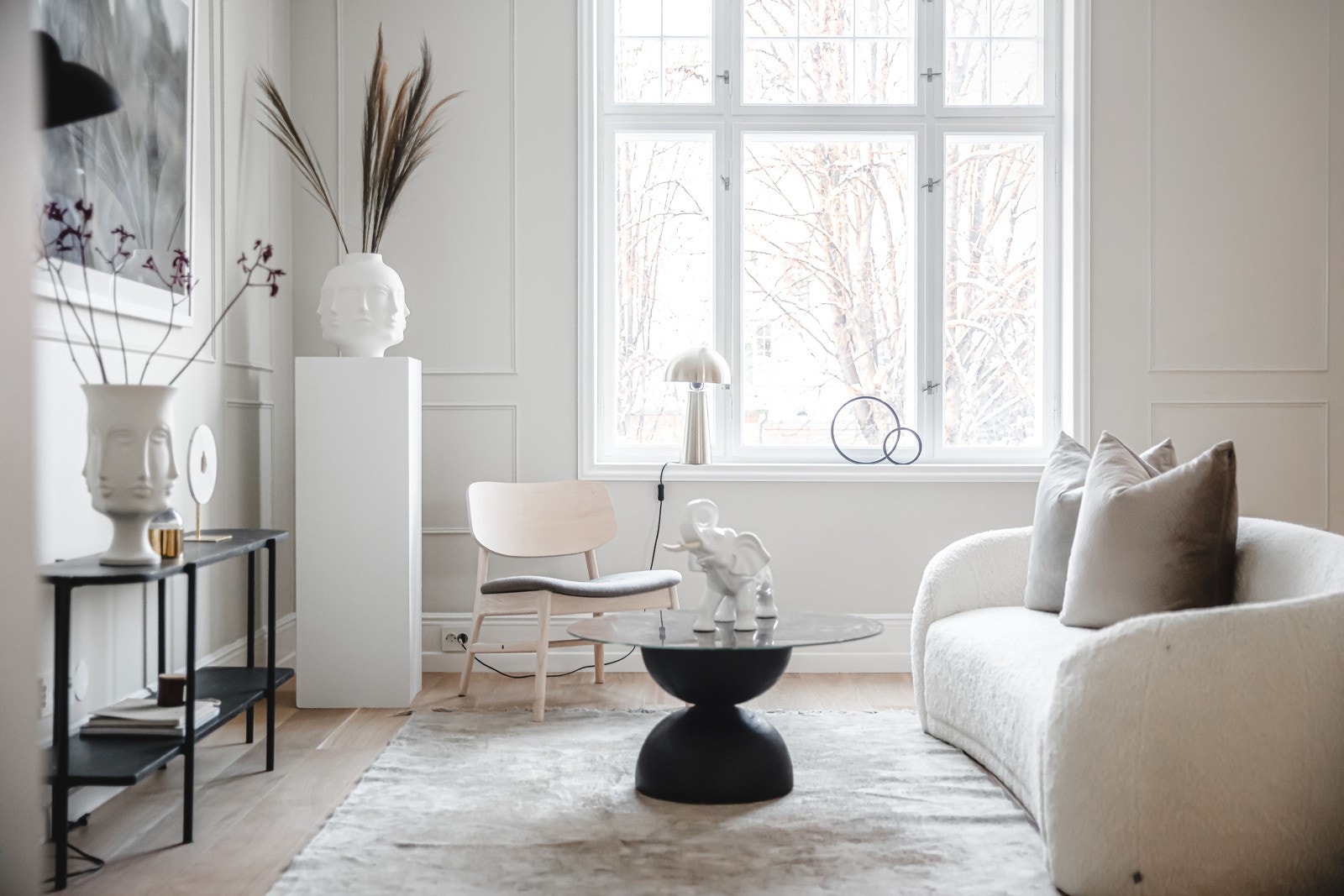 Typisk for bygninger fra tidlig 1900-tallet er store vindusflater og generøs takhøyde. Dette gjør rommene i boligen lyse og luftige Galleribilde