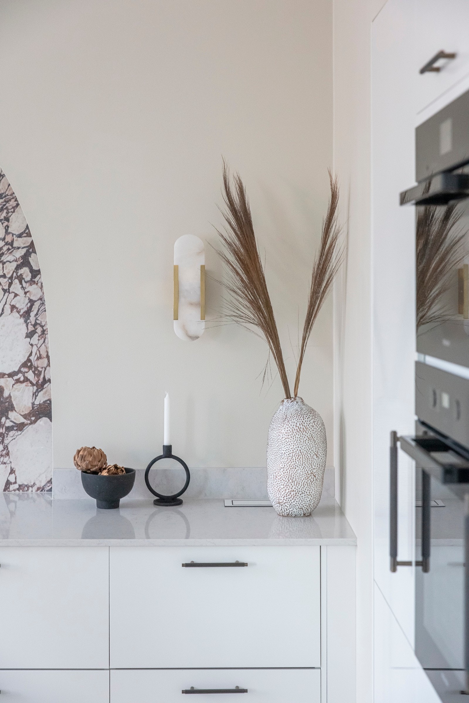 Kjøkkeninnredningen er fra HTH og har moderne, integrerte hvitevarer fra Miele som medfølger boligen Galleribilde