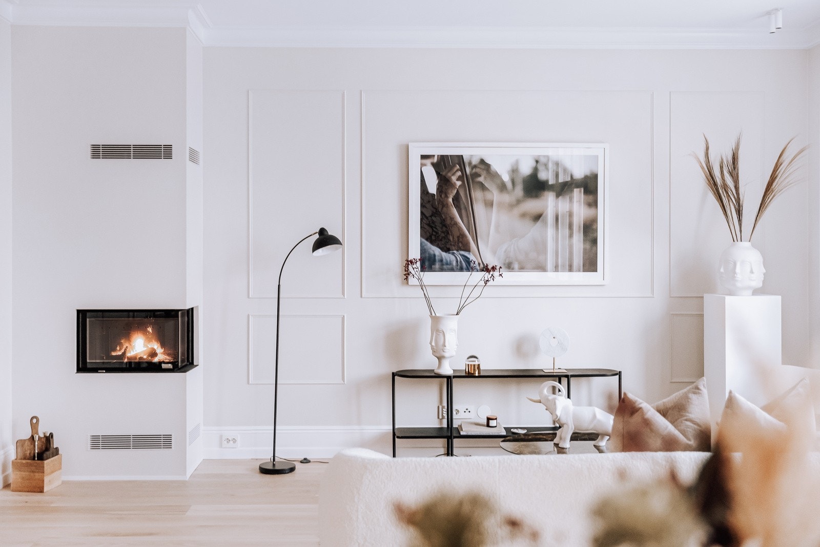 Allrommet har gjennomgående downlights i himling og parkettgulv. Vegger er malt i en dus fargetone Galleribilde