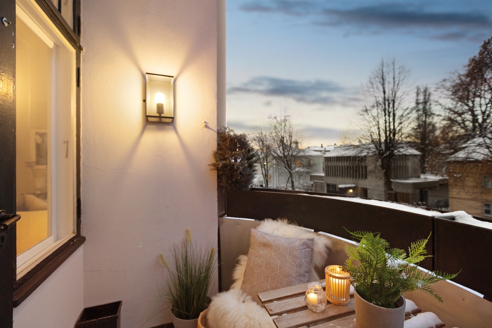 Balkongen ligger vendt ut mot det rolige gaten, og har på sommerstid flotte solforhold Galleribilde