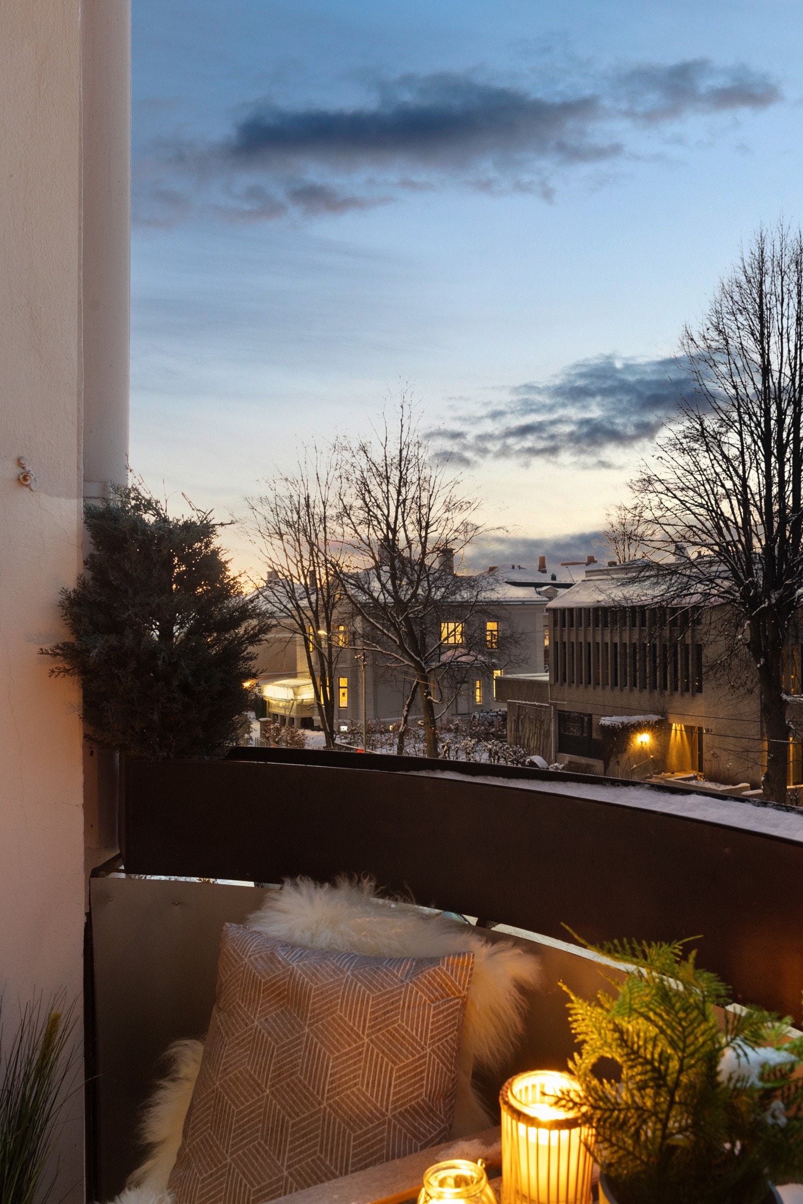 Fra balkongen kan man nyte utsikten mot områdets flotte bygninger og nedover mot fjorden Galleribilde