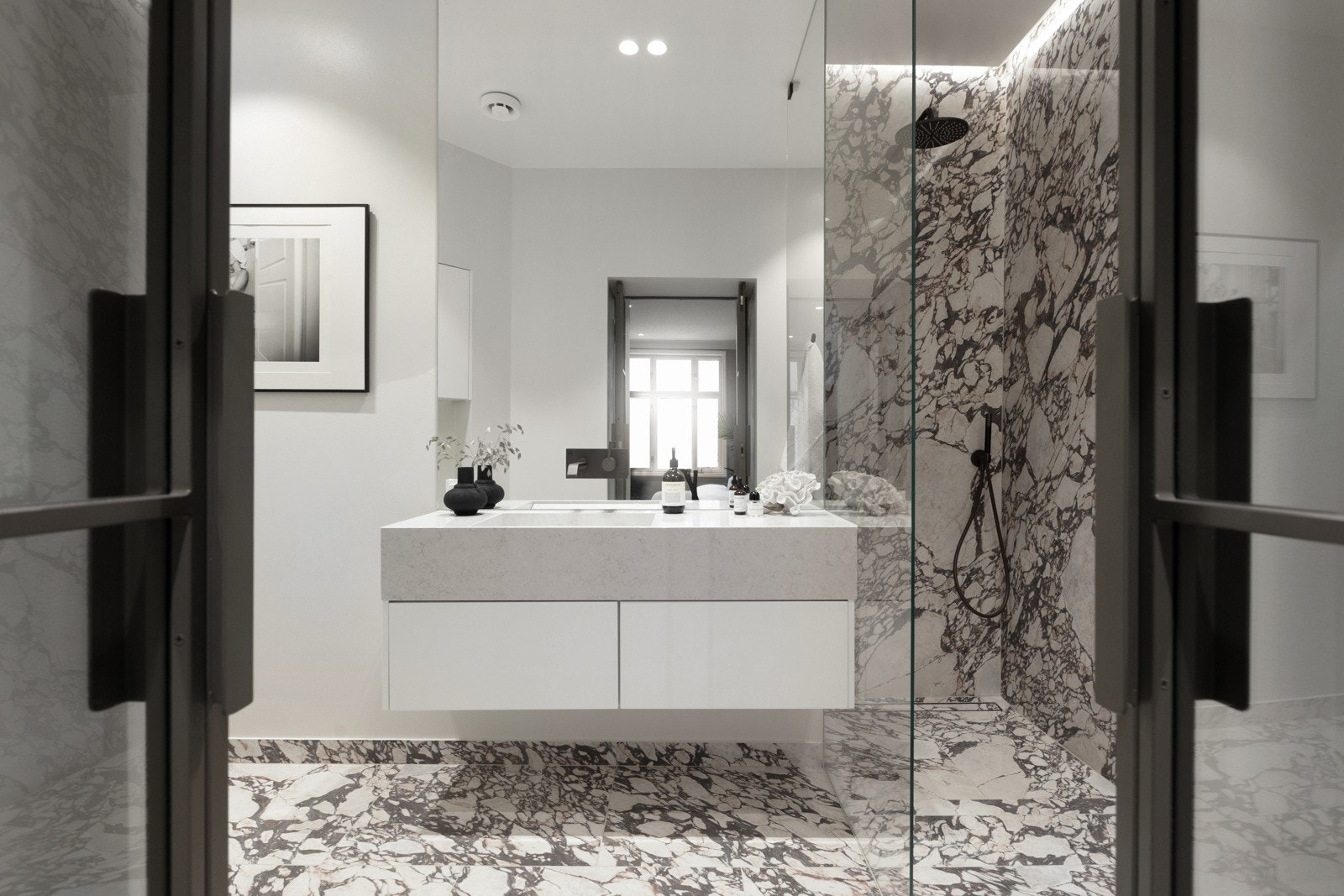 Det lekre badet har møbelsnekret innredning med nedstøpt servant Galleribilde