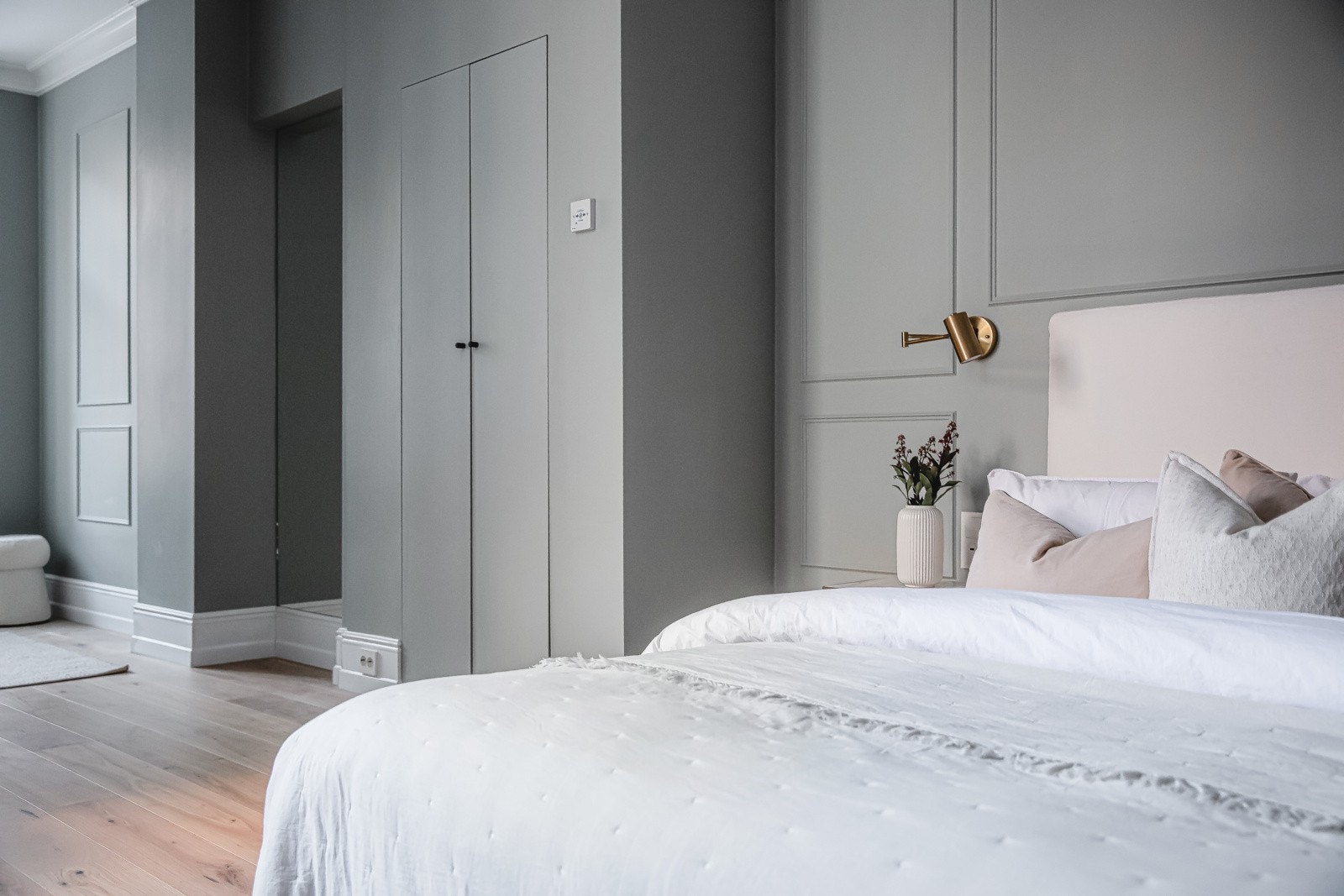 Det er gjort delikate og tidsriktige fargevalg på soverommet Galleribilde