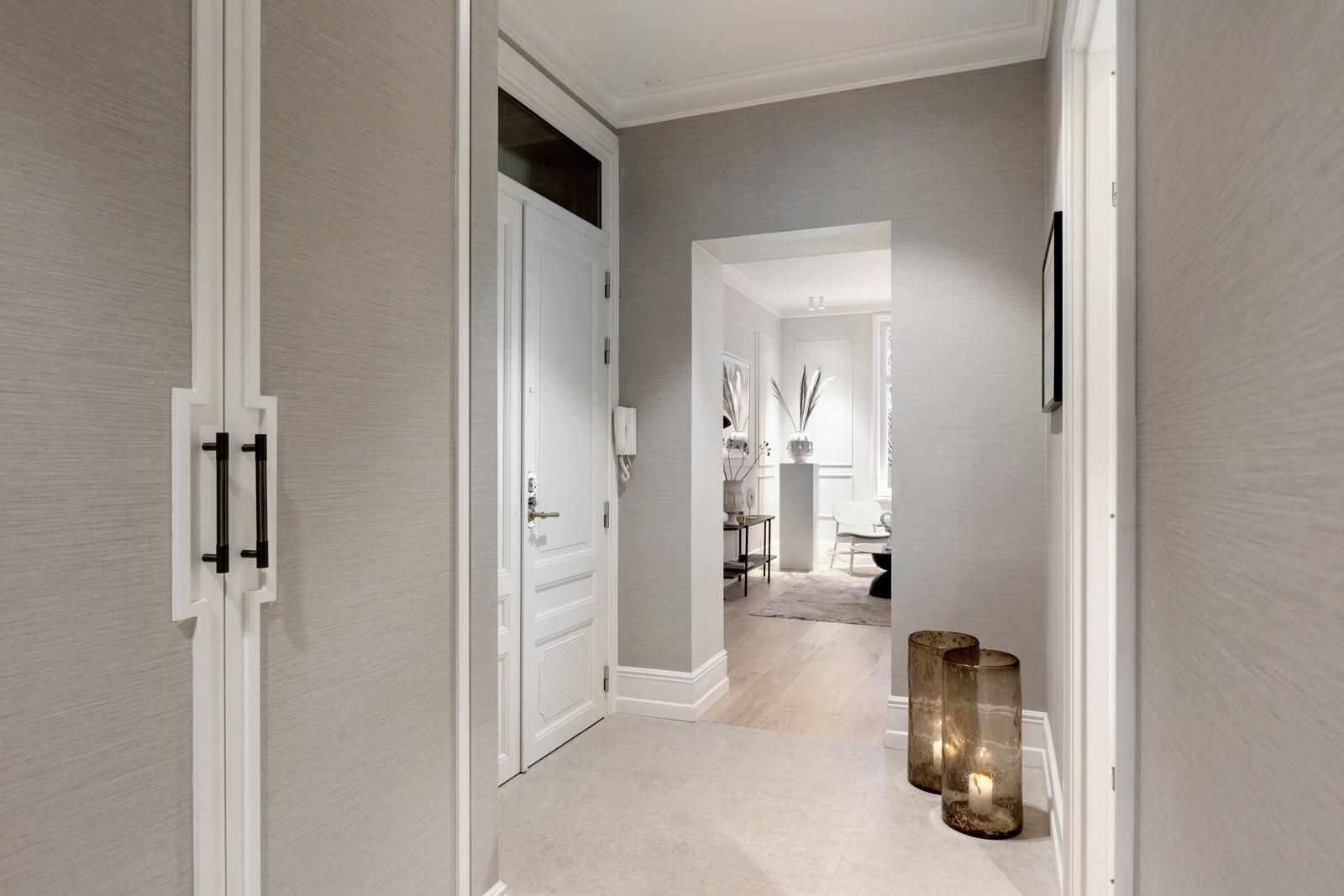 Man ankommer en innbydende og delikat entré, med snekkertilpasset garderobeskap og downlights i himlingen Galleribilde