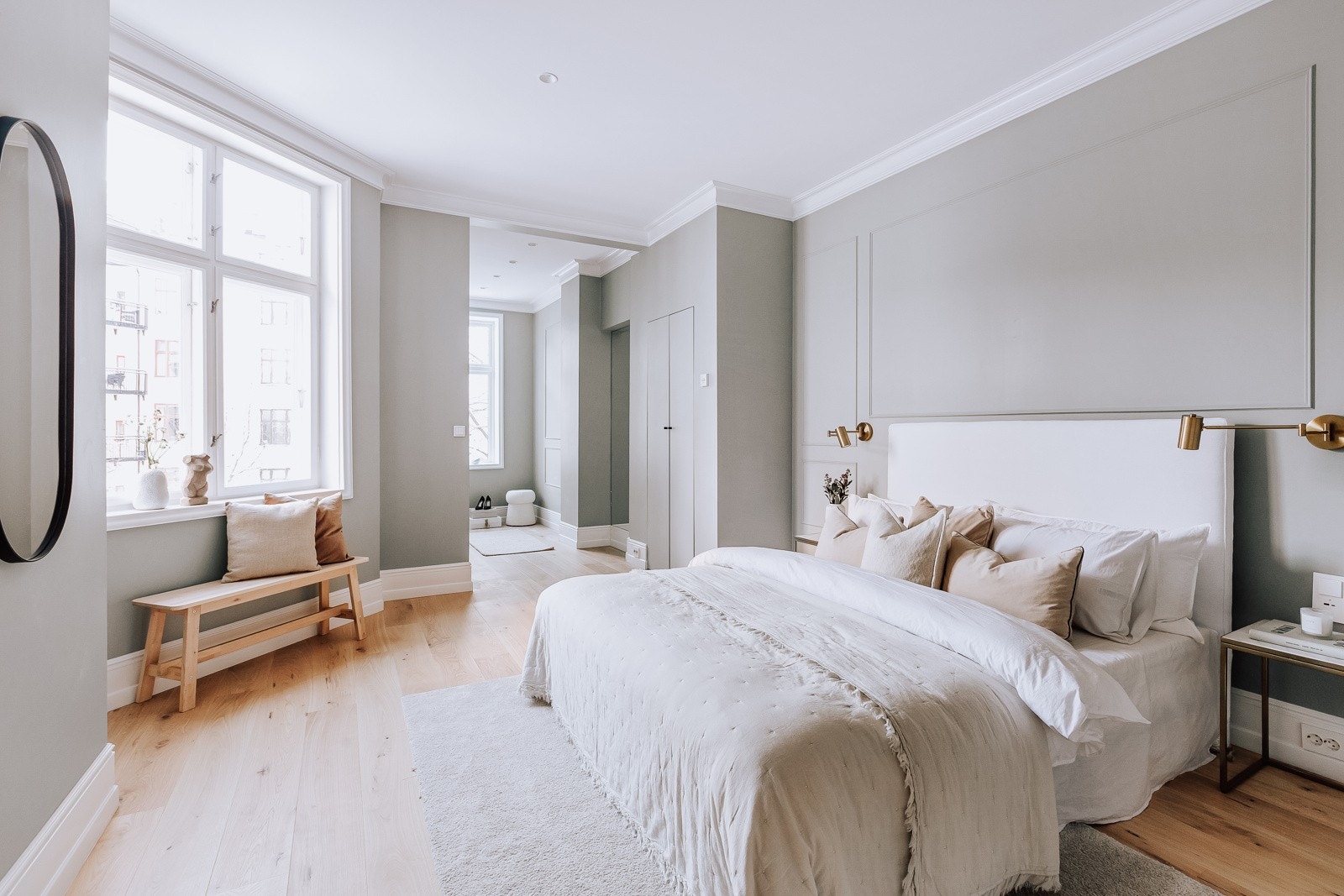 Soverom 2 er meget romslig og luftig, med plassbygget garderobeskap Galleribilde