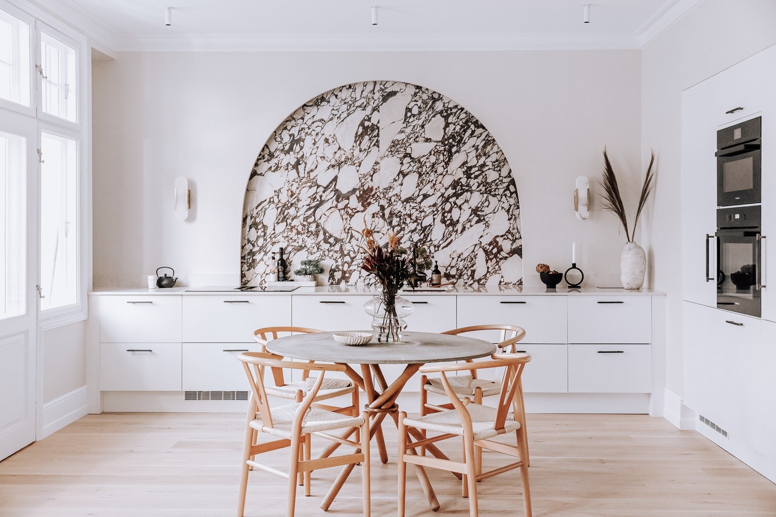 Boligen har påkostede og eksklusive detaljer på HTH kjøkkenet og hvitevarer fra blant annet Miele Galleribilde