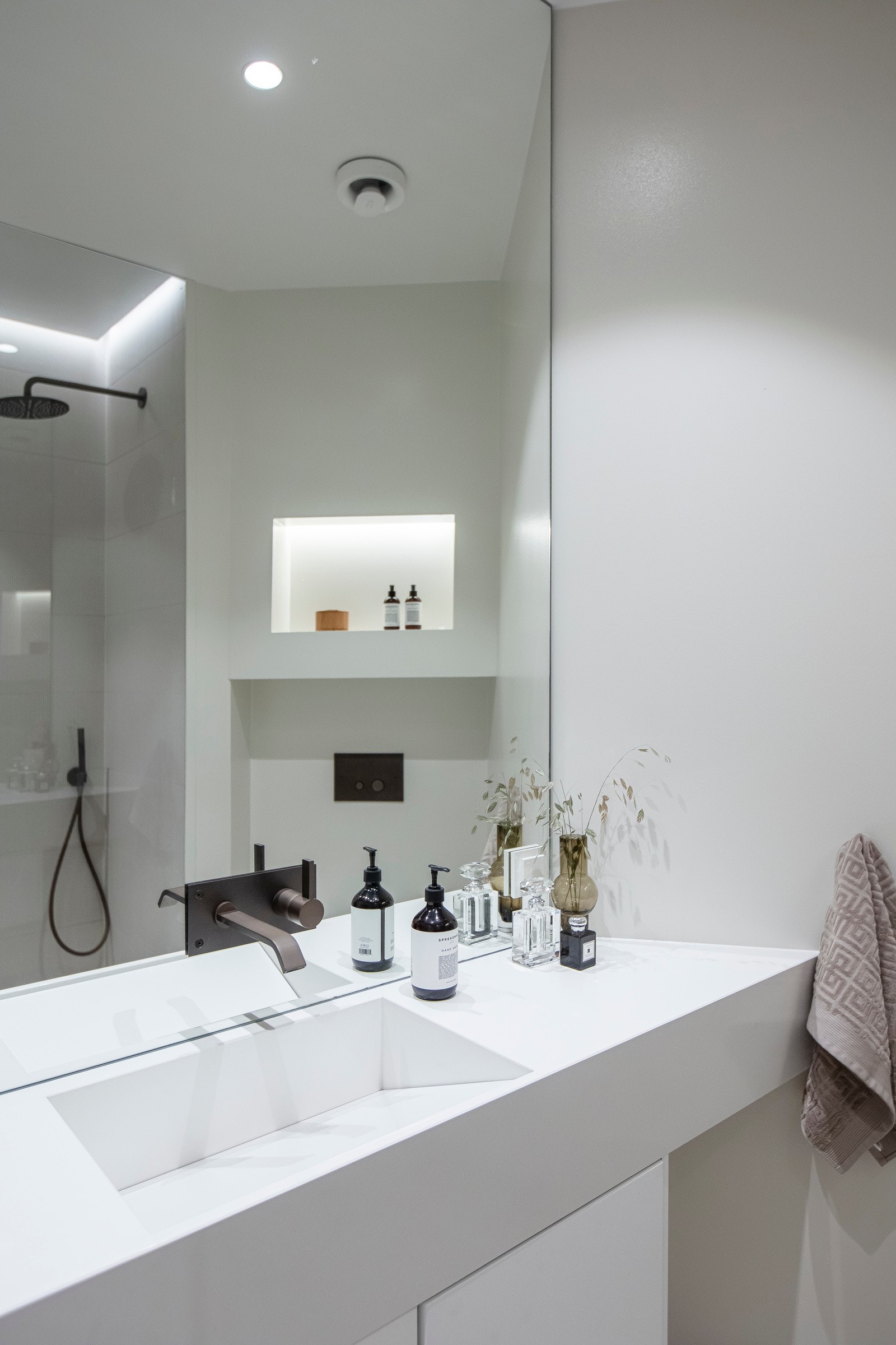 Også her er servanten nedsenket i benkeplaten. Det er også varmekabler i gulv og downlights i himling Galleribilde