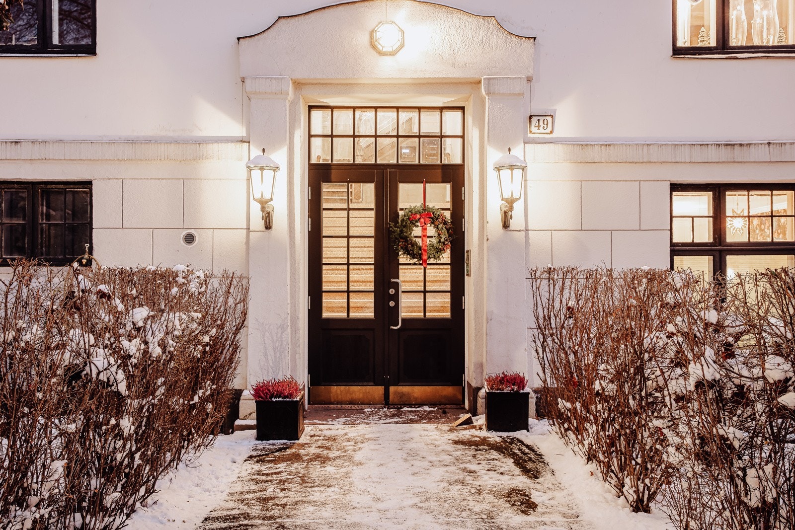 Boligen ligger på beste Frogner, med ambassadebygg som nærmeste nabo. Området er utelukkende preget av klassisk arkitektur fra 1800/1900-tallet Galleribilde