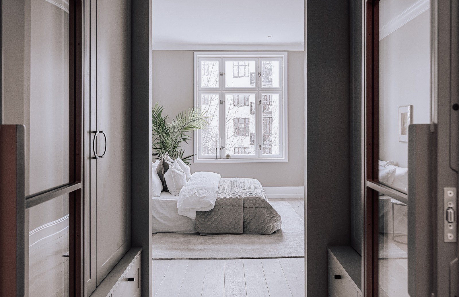 Det er fra hovedsoverommet direkte inngang til baderommet Galleribilde