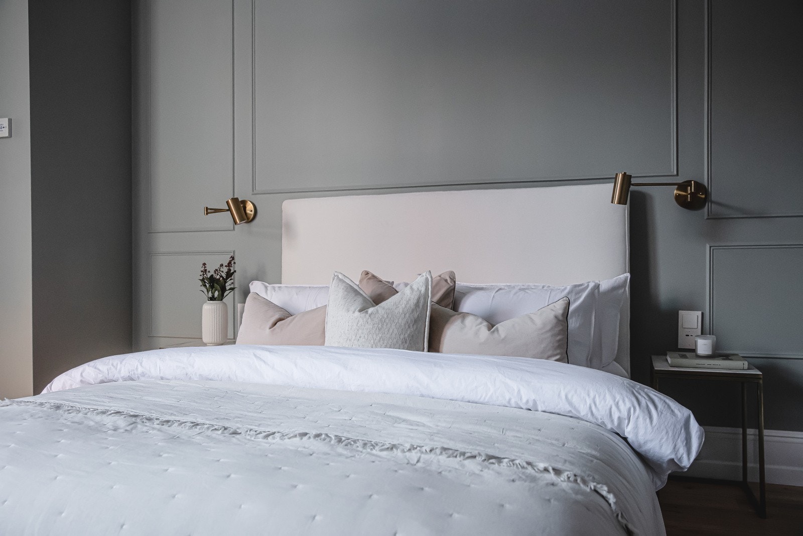 På veggene er det klassisk men moderne brystpanel Galleribilde