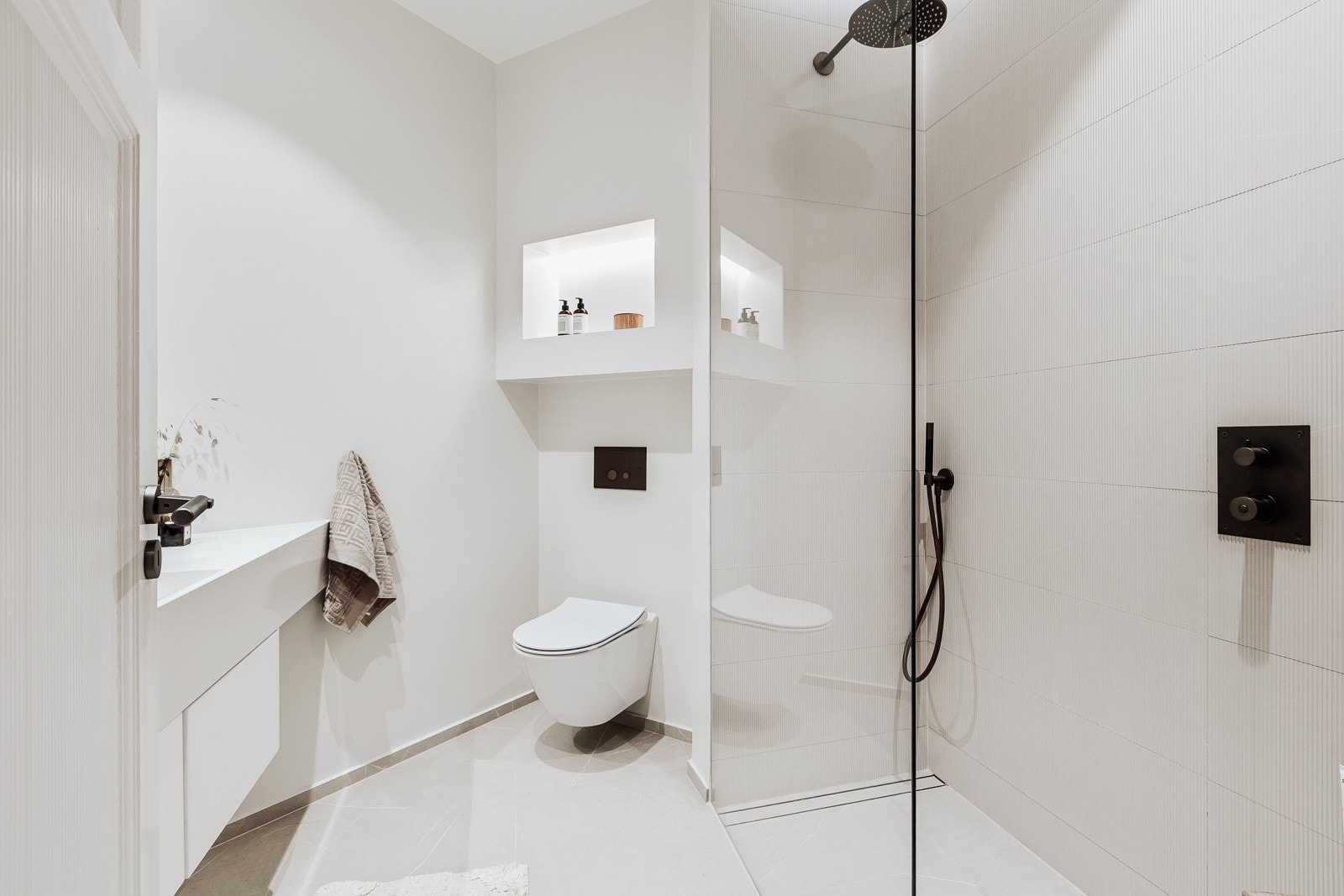 Bad 2 har integrert armatur fra Tapwell og plassbygget baderomsmøbel Galleribilde