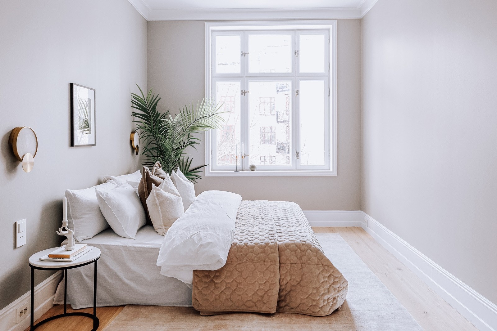 Hovedsoverommet er i en lekker suite løsning med eget bad og romslig garderobe Galleribilde