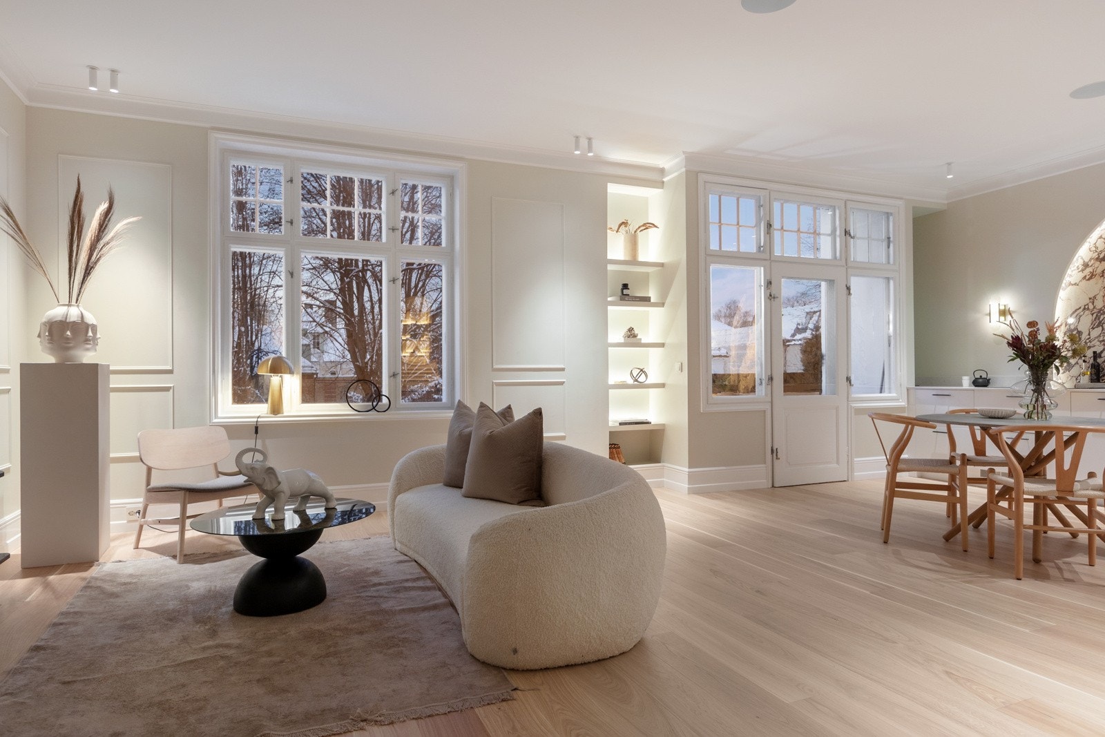 Boligen ble totaloppusset i 2022, og står helt ubrukt. Boligen har gjennomgående snekkertilpassede løsninger, nydelige detaljer og delikate fargevalg Galleribilde