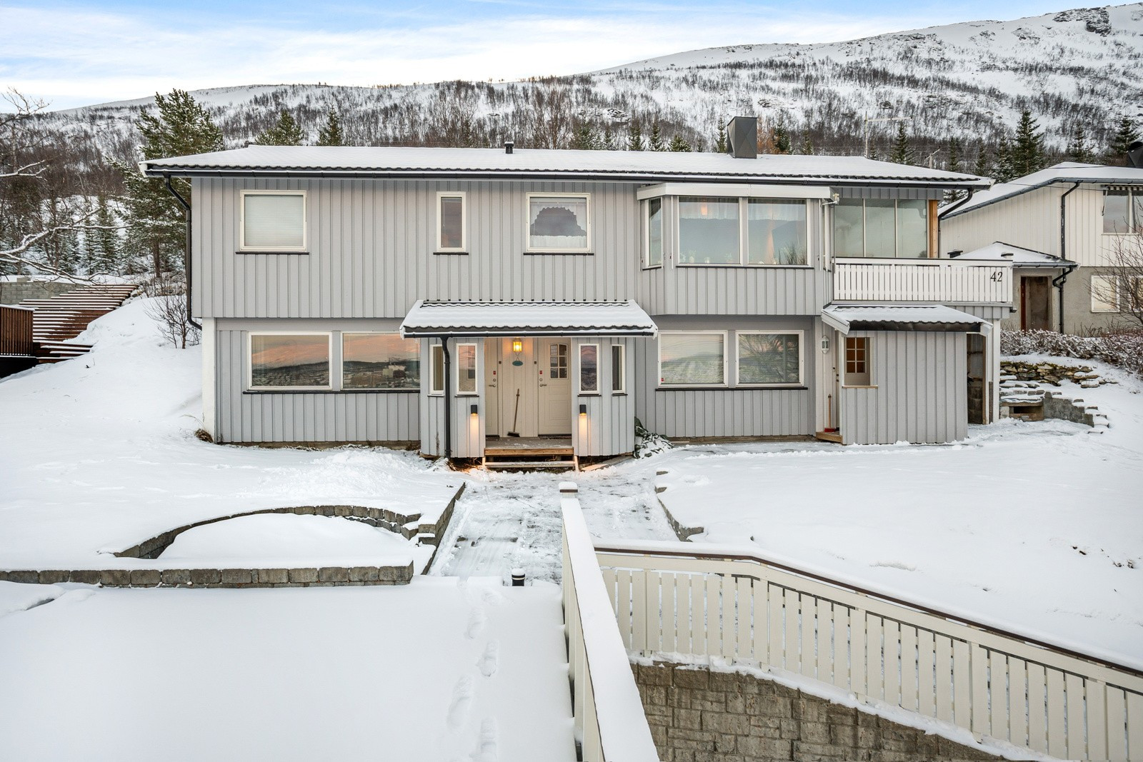 Hoveddel i enebolig på Tomasjordnes leies ut fullt møblert!