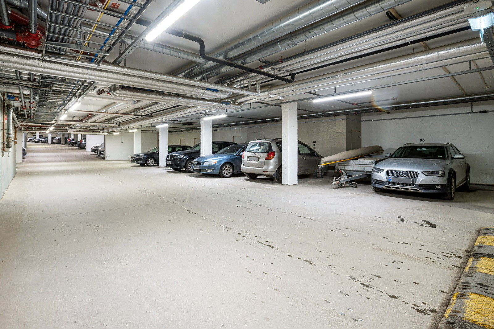 Det medfølger 1 parkeringsplass i garasjeanlegg.