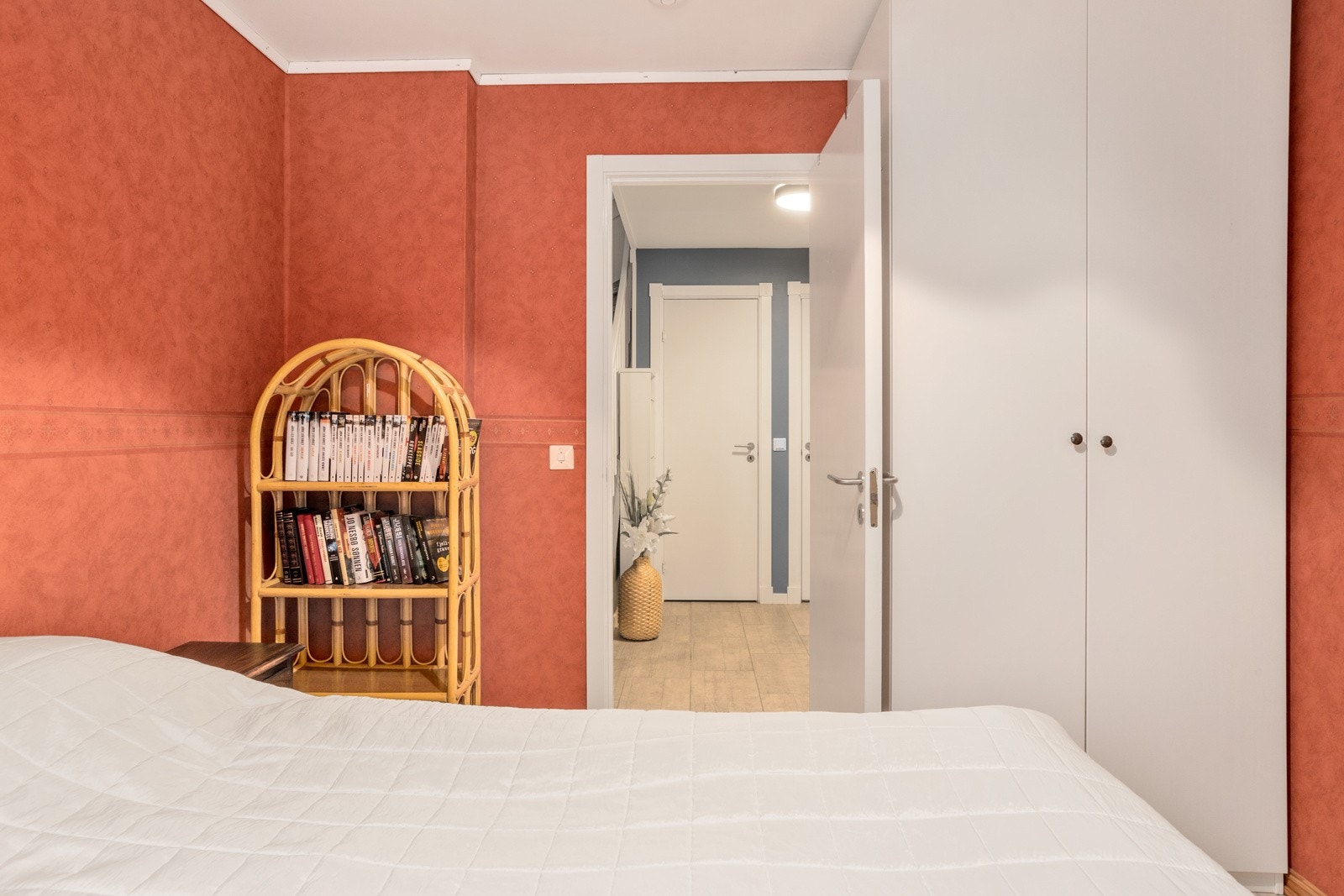 Romslig soverom (nr. 2) med plass til både dobbeltseng og garderobeskap. Galleribilde