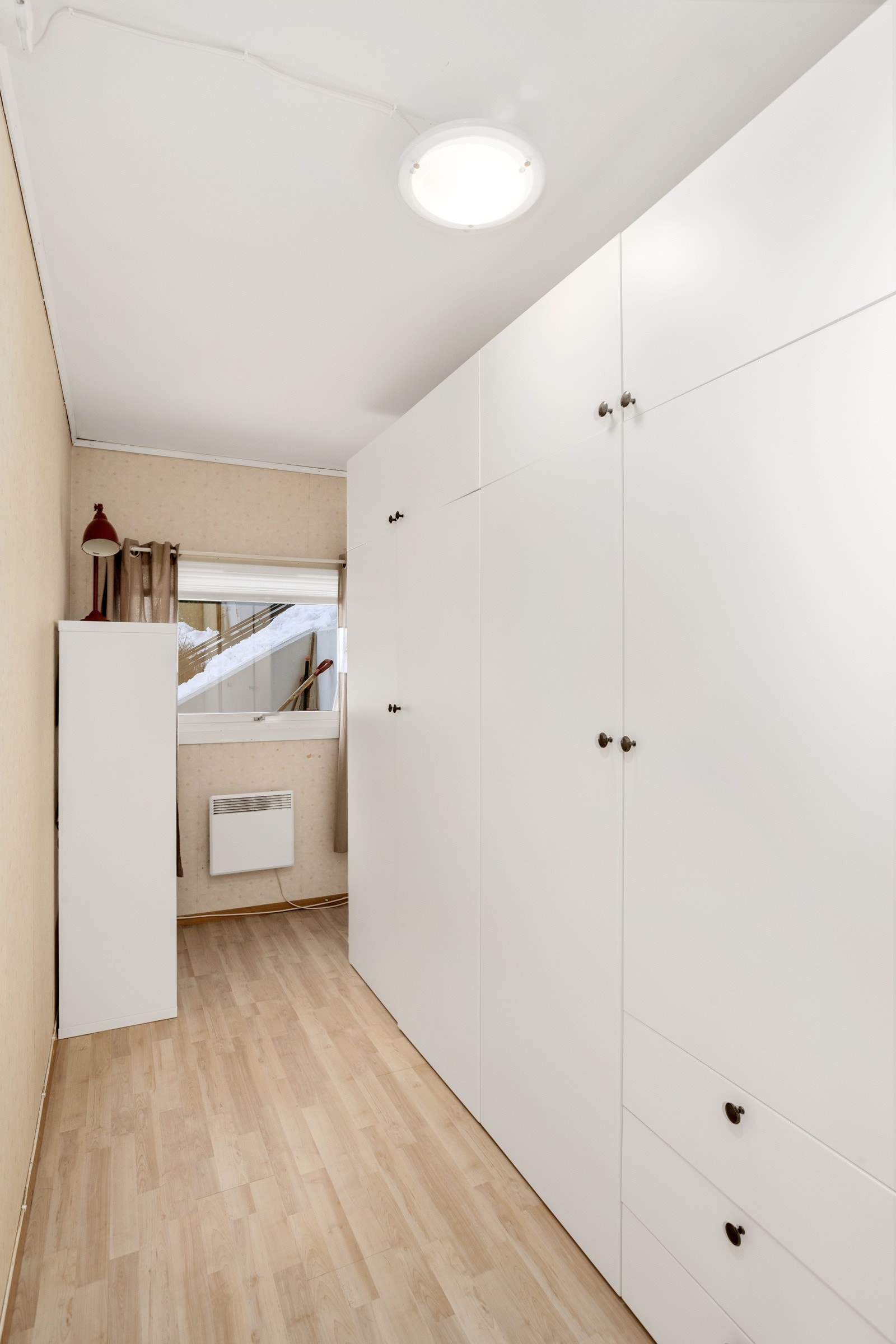 Rommet er idag brukt som bod/garderobe, men har tidligere blitt brukt som et soverom nr. 3. God størrelse som barnerom/gjesterom. Galleribilde