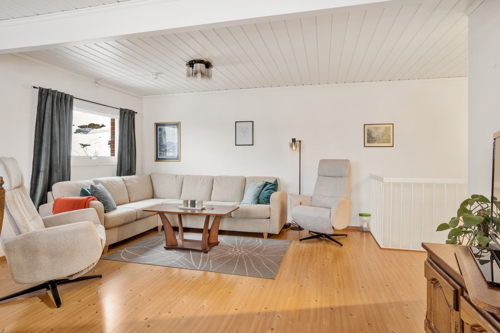 Stuen fremstår lys og romslig, og er lett å møblere. Galleribilde