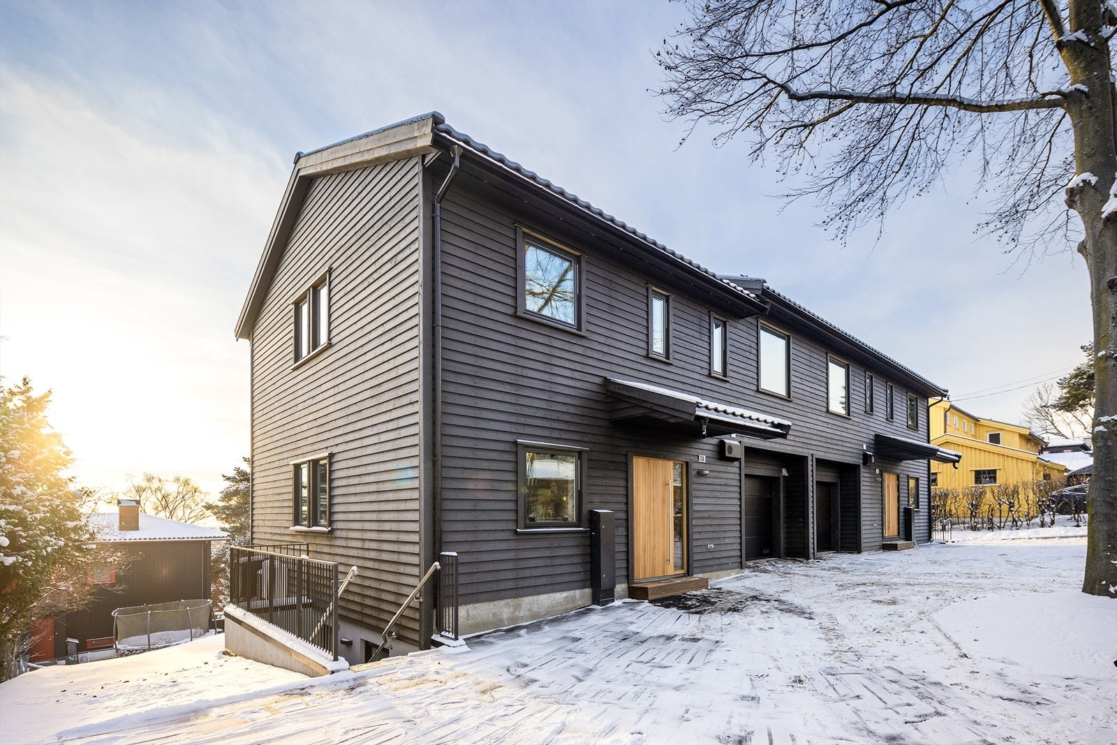 Huset har utvendig trapp ned til underetasje. Galleribilde