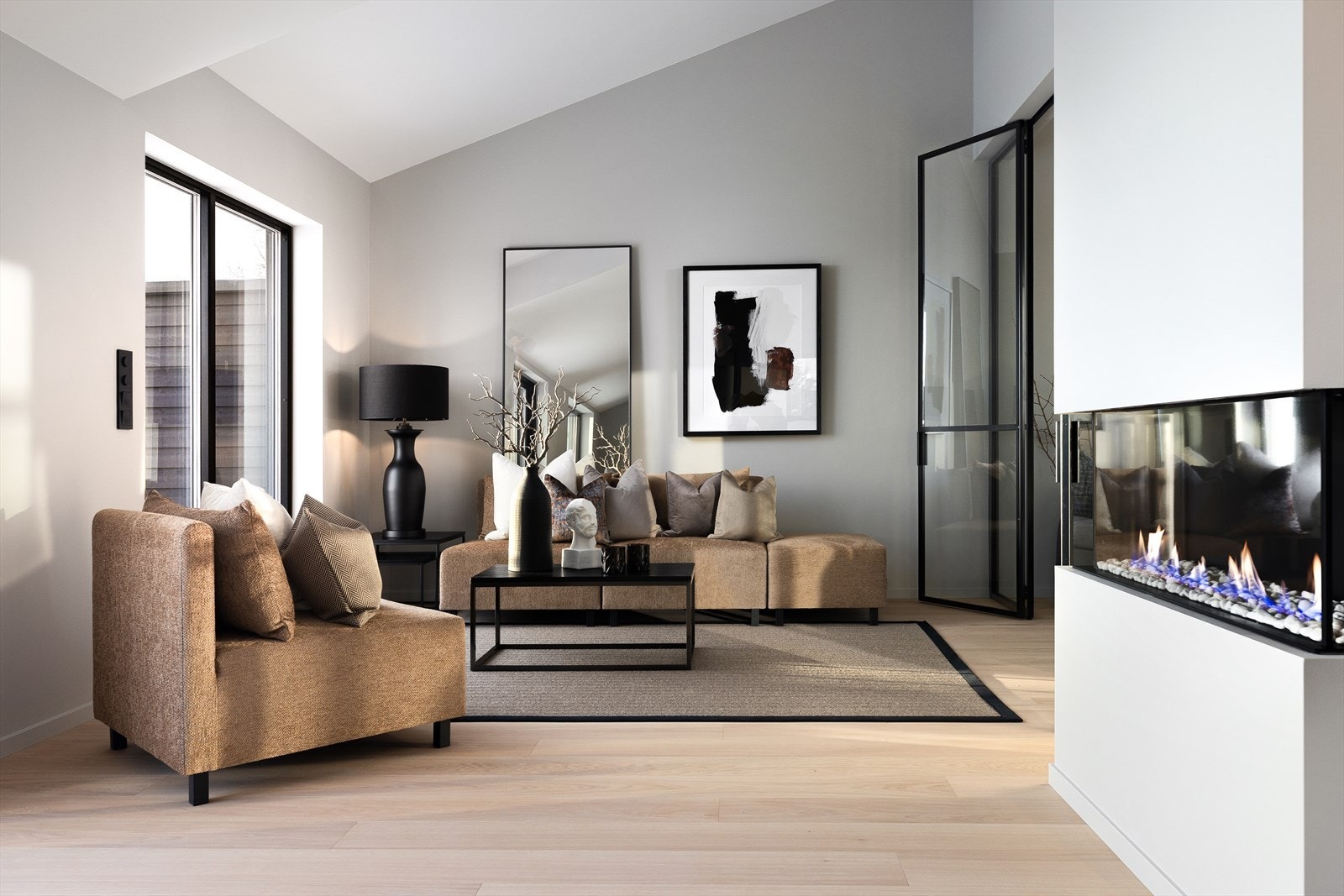 Lys stue malt i delikate farger med tidsriktige sorte karmer. Det er lagt Kährs Eik Paris ultramatt eksklusiv énstavs parkett på gulv, noe som er gjennomgående i hele boligen. Galleribilde