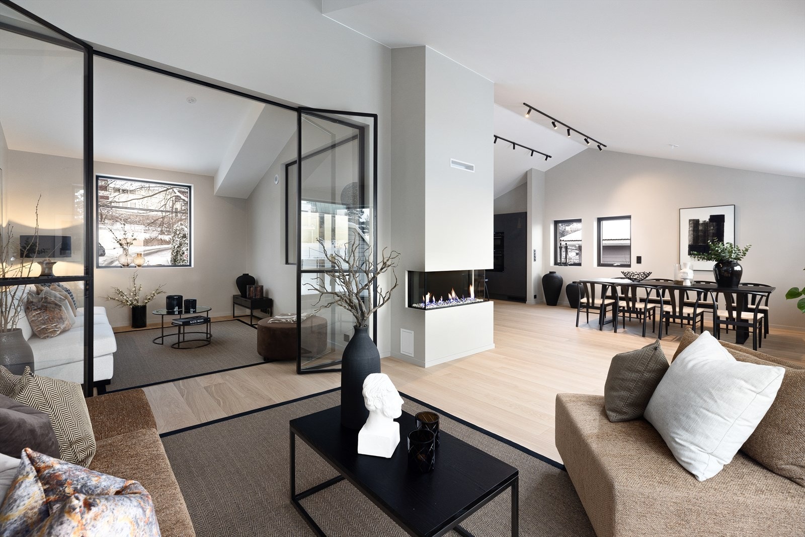 Glassdørene sørger for flott gjennomlys og gir et særpreget uttrykk. Galleribilde